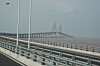EX-REKORD: Donghai bridge er 32,5 km lang og var verdens lengste bro intil Hangzhou bridge åpnet i 2008, 35,6 km lang. Donghai forbinder Shanghai med Yangshan dypvanns kontainerhavn. Det lengste spennet, se bildet, er på 420 meter og tillater at selv store skip passerer under.