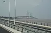 EX-REKORD: Donghai bridge er 32,5 km lang og var verdens lengste bro intil Hangzhou bridge åpnet i 2008, 35,6 km lang. Donghai forbinder Shanghai med Yangshan dypvanns kontainerhavn. Det lengste spennet, se bildet, er på 420 meter og tillater at selv store skip passerer under.
