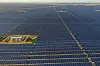 Prisene på solceller har stupt, mye på grunn av kinesisk produksjon. Det gjør at sol installeres i høy takt verden over. I 2023 sto sol for 75 prosent av den nye fornybare kraften i verden. Her fra en av verdens største solparker, Bhadla Solar Park i India.