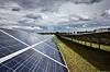 Artikkelforfatter Øyvind Nielsen mener produksjon av nær CO2-frie solcellematerialer ved hjelp av vannkraft er noe vi burde drive med i storskala i Norge både om 10 og 50 år. Her fra et solkraftverk i Tyskland. Foto: Håkon Jacobsen