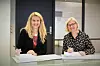 Direktør Monica Flo i Presentations Data AS (t.v.) og direktør Eli Grimsby i Kultur- og idrettsbygg signerte denne uka kontrakten av Deichman Bjørvikas AV-system. Foto: Pdata