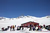 Påsketuristene slapper av i solsteken på Prestholtseter i Hallingskarvet nasjonalpark. Skal du hit fra Oslo, blir det ikke med tog i år. Foto: Tore Meek / NTB