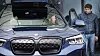 – Jeg synes det eneste rasjonelle var å kjøpe elbil da den gamle bilen måtte byttes ut, sier Håkon Gudding. Han bestilte en BMW iX3 av selger Jacob Aanonsen ved Bilia Skøyen, og var en av de første i landet som fikk modellen utlevert. – Det var et bevisst valg av en trygg bil bygget på pålitelig og kjent teknologi, akkurat slik vi ingeniører liker det, sier nybileieren med et smil.