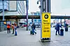 Det gule skiltet med«buss for tog»-info har i det minste riktig farge. Foto: Heiko Junge / NTB
