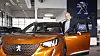 Bertel O. Steen importerer bilmerker som alle satser stort på elbiler. Her står konsernsjef Harald Frigstad ved en av konsernets mest solgte modeller akkurat nå, Peugeot e-3008. I tillegg til økt elbilsalg tilpasser de seg det nye bilmarkedet med nye tjenester som bil-abonnementet Fleks og bildelingskonseptet Otto. Foto: Mona Strande