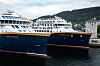 Havila Polaris og søsterskipet Havila Pollux lagt til kai utenfor Bergen. Havila Kystruten drifter 4 skip på Hurtigrute-sambandet Bergen-Kirkenes.