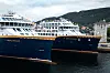 Havila Polaris og søsterskipet Havila Pollux lagt til kai utenfor Bergen. Havila Kystruten drifter 4 skip på Hurtigrute-sambandet Bergen-Kirkenes.