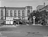 Avrenning fra denne for lengst nedlagte bensinstasjonen kan ha forurenset grunnen der nytt nasjonalteater kan komme. Historisk museum i bakgrunnen. Foto: Leif Ørnelund