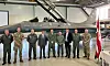 Forsvarsminister Troels Lund Poulsen og Argentinas forsvarsminister Luis Alfonso Petri deltok i seremonien 16. april. I bakgrunnen et F-16 med Argentinas farger. Foto: Forsvarsministeriet