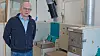 Bjørn Ove Lerfald foran en ekstraksjonsmaskin. Offentlige byggherrer krever daglige tester når asfalt legges. De brukes til å kontrollere sammensetningen av materialer. Inne i maskinen blir steinmaterialet skilt fra bindemiddelet og det kan bestemmes en kornfordelingskurve av steinmaterialet.