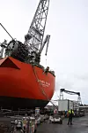 SIKKERHETSSONE: Minst hver 10. dag kommer en bøyelaster og 'hekter seg' på hekken til Skarv og henter 120.000 m3 olje fra Skarvs 17 lasttanker.