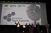 Adm. dir.Erik Fossum Færevaag (t.v.) i Disruptive Technologies med fem av de ansatte takket for prisen Norwegian Technology Award 2016. Foto: Tore Stensvold
