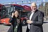 Miljøbyråd Lan Marie Berg er fornøyd med Ruters store satsing på elbusser og adm. dir. i Unibus, Øystein Svendsen, gleder seg over ha fått den støste kakebiten. Foto: ORV