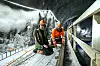 Jonas Bjorland (t.v.) og Bernhard Surdal jobber for Sirevåg Mekaniske og gjennomførte et to ukers oppdrag med å legge skinner til traverskranen inne i stasjonshallen i det nye kraftverket i Øksenelvane. Selskapet er en underleverandør til Industrikran som leverer heisene. Totalt vil 100 arbeidere jobbe på anlegget i den mest hektiske fasen. Foto: Jørn-Arne Tomasgard