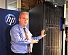 SAMLET: Martin Fink, sjef for forretningskritiske systemer hos HP opplyser at Super Dome 2 bruker halvparten så mye energi som forgjengeren og bare trenger halvparten av plassen.