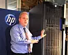 SAMLET: Martin Fink, sjef for forretningskritiske systemer hos HP opplyser at Super Dome 2 bruker halvparten så mye energi som forgjengeren og bare trenger halvparten av plassen.