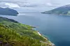 Det er temmelig bratt ned fjellet fra rasteplassen. Utsikt mot Sjona med Lovund og Træna i det fjerne. Foto: Frid-Jorunn Stabell/Statens vegvesen