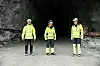 Prosjektleder Tore Feten (t.v.), kommunikasjonsleder Jannicke Lindvik og anleggsleder Per Egil Eide i SFE i en av to tunnelåpninger inn til nye Øksenelvane kraftverk. Foto: Jørn-Arne Tomasgard