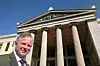Opp: Ole Petter Ottersen er fra Kongsberg, byen hvor Norges første universitet egentlig skulle ligge. – Universitetet skulle først ikke legges til Oslo. Og som stolt kongsberggutt er det forsmedelig at Bergseminaret ikke ble til universitet fordi byen «var for melankolsk». Det var faktisk en av grunnene, humrer Ottersen.