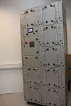 Et ferdig montert 'rack' med batterier står i inngangen til PBES Norway.