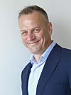 Leif Sundsbø har lang fartstid i it-bransjen og ser hvordan flere med onde hensikter har blitt flinkere til å finne hull eller misbruke teknologien til sin fordel.