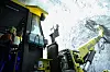 Jonny Vikstrøm fra Säter i Sverige liker jobben som boreriggoperatør for Skanska, 500 meter inne i fjellet. – Det er fint. Jeg jobber 12 dager her på anlegget i Ålfoten og har så 16 dager fri. Da drar jeg hjem til Sverige, forteller han. Foto: Jørn-Arne Tomasgard