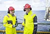 Konsernsjef i Equinor Anders Opedal (t.v.) i samtale med statsminister Jonas Gahr Støre på Sleipner-plattformen under et besøk der i oktober 2022.