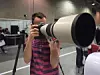 MESSE: Alle besøkende fikk anledningen til å kjenne på dyrt fotoutstyr - her fra standen til Canon.