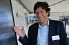 BILDE 1: - Vi begynner nå, sier Hans-Christian Francke i Solarnor. Han håper å åpne fabrikken på Lunner for masseproduksjon av solfangere før sommerferien.