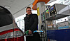 NYTT DRIVSTOFF: Administrerende direktør Dag Roger Rinde i Statoil Norge AS var en av de første til å tanke selskapets nye drivstoff - bensin innblandet fem prosent bioetanol.