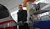 NYTT DRIVSTOFF: Administrerende direktør Dag Roger Rinde i Statoil Norge AS var en av de første til å tanke selskapets nye drivstoff - bensin innblandet fem prosent bioetanol.