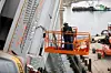 Arbeidere klargjør sprenging av broseksjoen som ligger over baugen på MS Dali. Foto: Key Bridge Response Team
