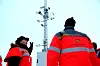 Prosjektleder Gunn Sissel Dobakk ved et av tiltakene i Borealis-prosjektet: Værstasjoner som både registrerer vær- og føreforhold, og som beregner friksjonen på vegen. Stasjonene blir etablert på i Halsebakkan i Skibotndalen og like ved grensen til Finland.