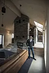 Etter to byggeår kan Håvard Korsvoll, Elisabeth Bøe og deres to felles barn endelig slappe av i sin nye stue. Foto: Mathias Klingenberg