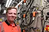 Lærling Jesper Gangsøy er svært fornøyd med å være om bord i en av verdens første batteriferger. Her i ett av batterirommene på MF Eidsfjord med PBES batteripakke på 540 kWh.