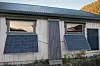Solfanger: Midt på garasjeveggen mellom solcellepanelene er det montert en solfanger som varmer opp luft som går til oppvarming av garasjen. Foto: Havard Zeiner