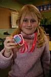 TAMAGOCHI-FAN: Theas pappa jobber på jobben sin og selv liker hun godt å leke med Tamagochi.