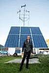 Ruver: Tore Neverås foran det største solcepanelet utenfor huset. Det har en solcelletracker som følger etter sola. Foto: Havard Zeiner