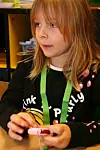 TEKNISKE LEKER: Marie er også en av Tamagochi-gjengen i 1.klassen ved Trara skole.