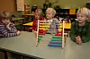 VET MYE: Lea, Maud, William og Konrad vet at tekniske ting kan være noe som går på strøm.