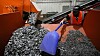 K.C. Skillern, en av de ansatte til We Recycle Solar, bruker en liten spade til å flytte materialer som er hentet ut av kasserte solcellepaneler.