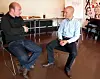 Anders Karterudsæther, prosess- og prosjektleder, og Chris McCormick, daglig leder i Splint viser et rollespill. - Stopp, roper en av deltagere i salen og fryser samtalen for å diskutere det i plenum.- Du må rette deg opp i ryggen og få øyekontakt med lederen. Du må tro på hva du sier og fortelle om dine forslag til forbedring, sier flere i salen, før rollespillet fortsetter videre.