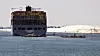 Egyptere krysser kanalen i småbåter mellom de store skipene. Hele kanalen går på egyptisk territorium og styres av det statlige organet Suez Canal Authority (SCA).