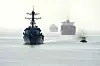 USS Jason Dunham (DDG 109) i den nordlige del av Suez-kanalen, med sivile skip i bakgrunnen.