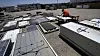 Et brukt solcellepanel sjekkes av Dwight Clark, en av de ansatte ved We Recycle Solar i Yuma i delstaten Arizona. Anlegget får inn kasserte paneler fra en rekke steder i USA. Foto: Gregory Bull / AP / NTB