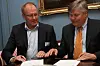 I BOKS: Adm. dir. Brian Bjordal i Gassco og DNV-sjef Henrik O. Madsen undertegnet avtalen om å etablere et selskap for å kommersialisere utstyret som kan inspisere gassrør uten å fostyrre eksporten.