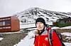 Senioringeniør Stian Bue Kanstad i NVE ledet skredsikringsprosjektet ved Longyearbyen i sju år. Nå er han i gang med et tilsvarende prosjekt på fastlandet, riktignok er en god del mindre. Sukkertoppen ved Longyearbyen i bakgrunnen. Foto: Arash A. Nejad