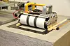 Prototyp med kun 2 transducere for hver rull, sees som de sorte gummiringene. Den ferdige skal ha åtte, samt en elektronikkenhet som blir plassert på oversiden. På innsiden av rullen er det et lag væske for ikke å stanse sigalene - ultralyd og luft er ingen god kombinasjon. Foto: Joachim Seehusen