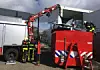 Tysk brannvesen slukker batteribranner ved å senke bilen ned i en beholder full av vann. Foto: Brandweer Middenen West-Brabant