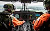 Det er mange nye skjermer i cockpit for fartøysjef Eirik E. Iversen (til høyre) og andrepilot Simen Raa. Foto: Eirik Helland Urke